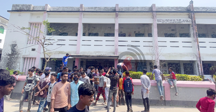 কলেজ শিক্ষার্থীকে অনৈতিক প্রস্তাব, প্রতিবাদে বিক্ষোভ