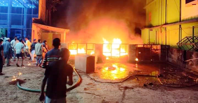 নাটোরে আগুনে পুড়লো পেট্রলপাম্প