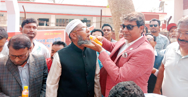 নাটোরে চিনিকল শ্রমিক-কর্মচারীদের অনশন