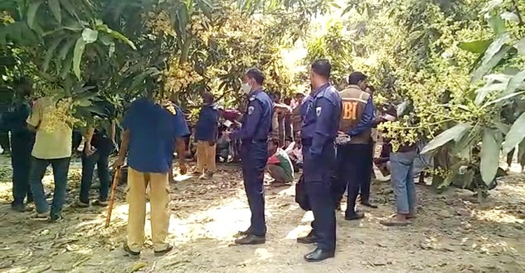 আম বাগানে মিললো অটোরিকশাচালকের মরদেহ