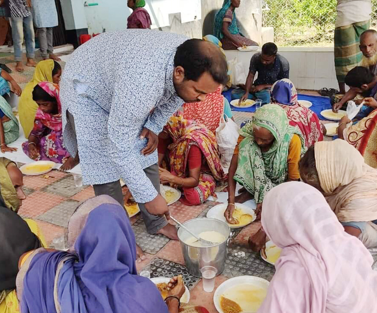 শোকের মাসে ৩০০ অসহায়কে খাওয়ালেন সাবেক ছাত্রলীগ নেতা