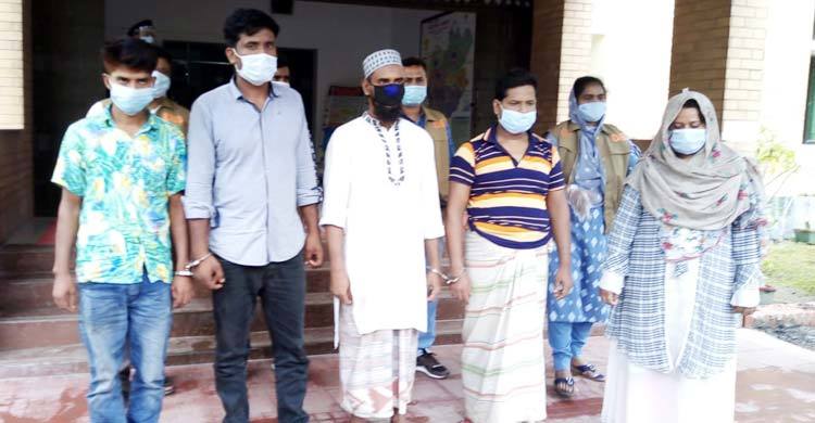 নারী দিয়ে ফাঁদ পেতে টাকা আদায় করেন তারা