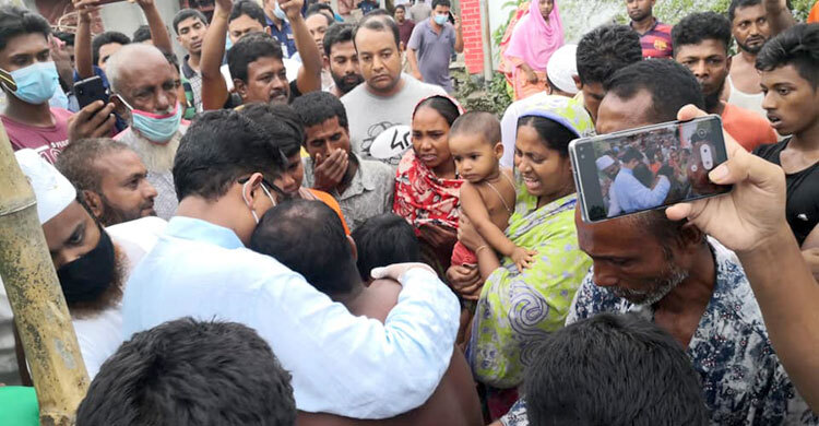 কাঁদলেন ক্ষতিগ্রস্তরা, বুকে টেনে নিলেন প্রতিমন্ত্রী