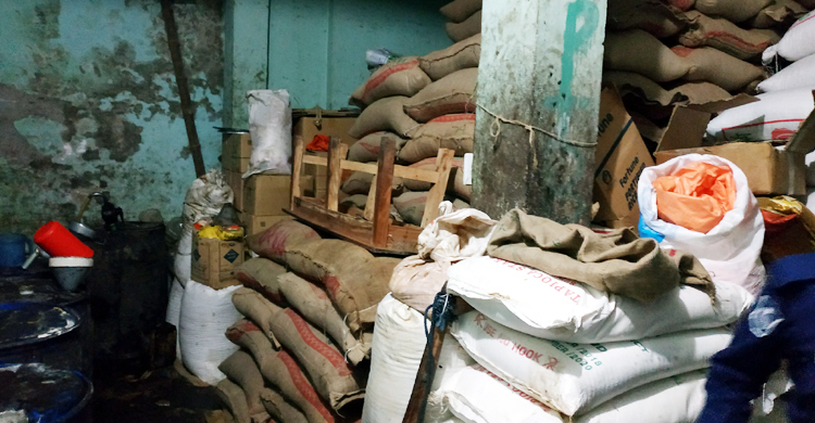 অতিরিক্ত পণ্য মজুত করায় মুদি ব্যবসায়ীকে লাখ টাকা জরিমানা