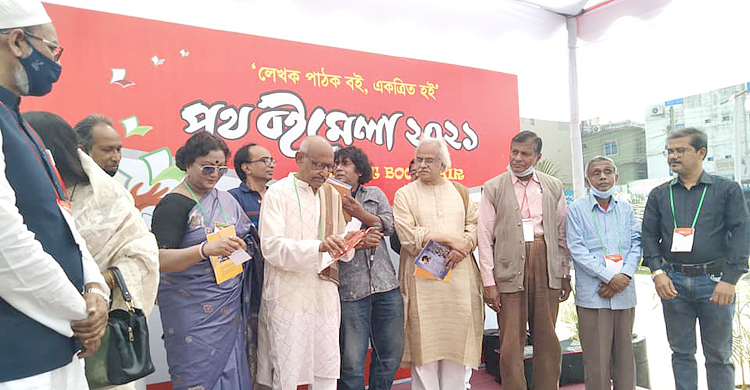 একুশে ফেব্রুয়ারি উপলক্ষে নাটোরে পথ বইমেলা