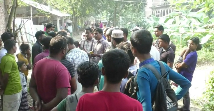 মাকে কুপিয়ে হত্যার দৃশ্য দেখল শিশু সন্তান