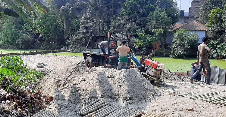 জলাশয় ভরাট করে চলছে চারতলা ভবন নির্মাণ