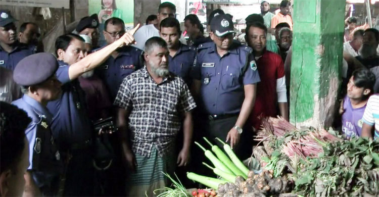 পুলিশের অভিযান দেখে ২৫০ টাকার পেঁয়াজ ১৬০