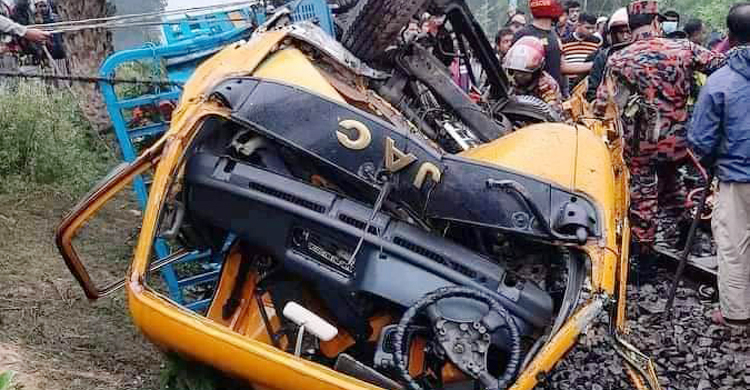 নাটোরে ট্রাক-ট্রেন সংঘর্ষ, সাড়ে ৫ ঘণ্টা পর রেল যোগাযোগ স্বাভাবিক