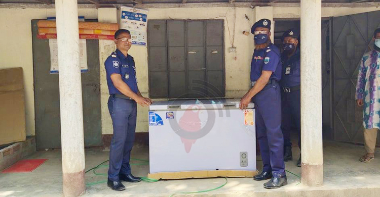 পুলিশ ফাঁড়িতে দেয়া উপহারের সেই ফ্রিজ ফিরিয়ে দিলেন এসপি