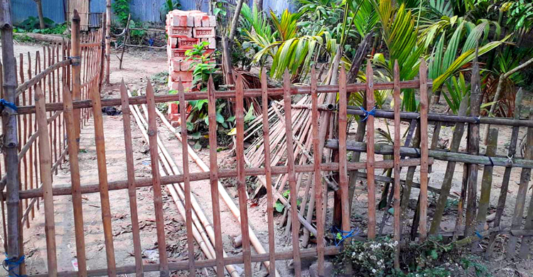 বাঁশের বেড়ায় অবরুদ্ধ শিক্ষক পরিবার