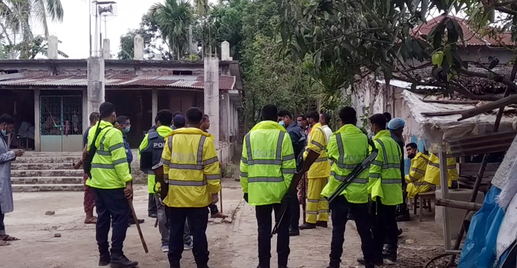 ১২ জন নিয়ে নামাজপড়ায় ইমামের ওপর ক্ষেপে গেলেন যুবক