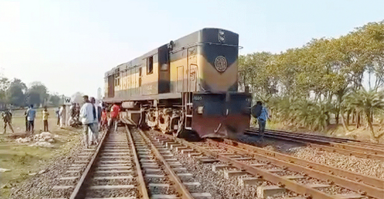 নাটোরে উত্তরা এক্সপ্রেসের ইঞ্জিন লাইনচ্যুত