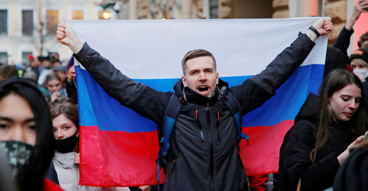 Hundreds arrested as Russia cracks down on Navalny supporters