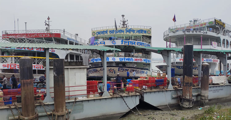 ‘ঢাকা যামু হাইট্টা’ বর্ধিত লঞ্চভাড়ায় ক্ষুব্ধ যাত্রী