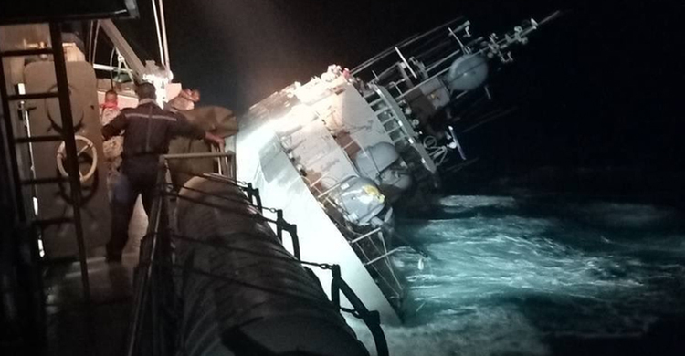 Thailand warship capsizes leaving 31 sailors missing