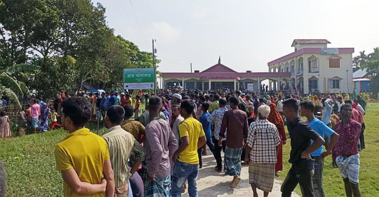 বসতঘরে ঝুলন্ত অবস্থায় স্বামীর, মাটিতে স্ত্রীর মরদেহ