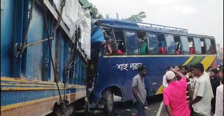 নেত্রকোনায় বাস-ট্রাক সংঘর্ষে ২ জন নিহত