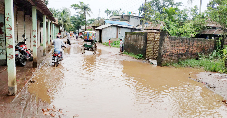 সড়ক তো নয় যেন পুকুর!