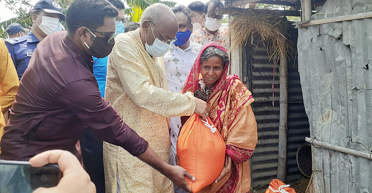 অসহায় আরতা বেগমের কুঁড়েঘরে গেলেন সমাজকল্যাণ প্রতিমন্ত্রী