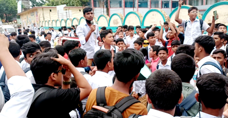 প্রধান শিক্ষকের দাবিতে রাস্তায় শিক্ষার্থীদের বিক্ষোভ
