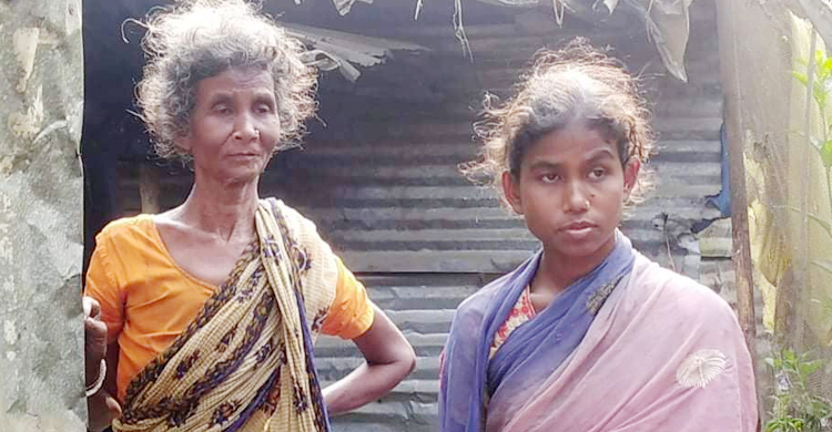 অন্যের জমিতে গড়া খুপরি ঘরে চার সন্তান নিয়ে কাটে বাসন্তীর জীবন