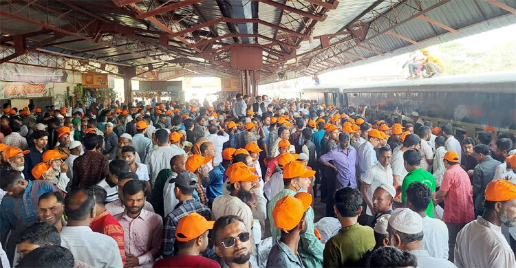 বাঁধভাঙা জোয়ার হয়ে নেত্রীর জন্য ছুটছে মানুষ