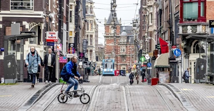 Dutch health experts advise a full lockdown