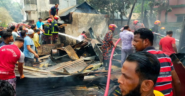 নেত্রকোনায় আগুনে বসত ঘর ও ৫ দোকান পুড়ে ছাই