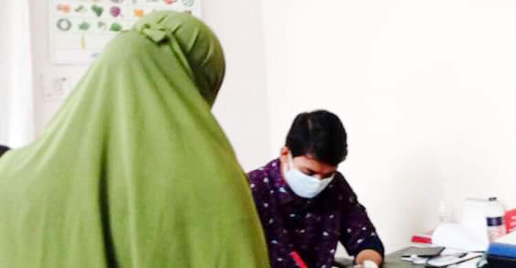 স্ত্রী থাকেন ঘরে, তার হয়ে রোগী দেখেন স্বামী