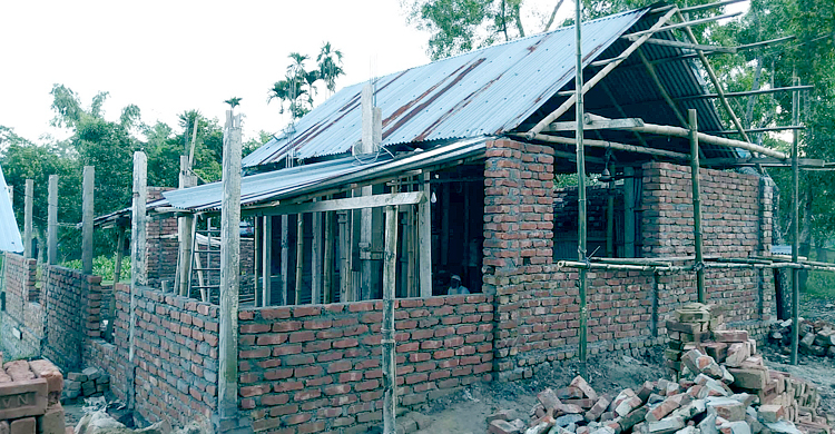 টাকার অভাবে আটকে আছে মসজিদের নির্মাণকাজ