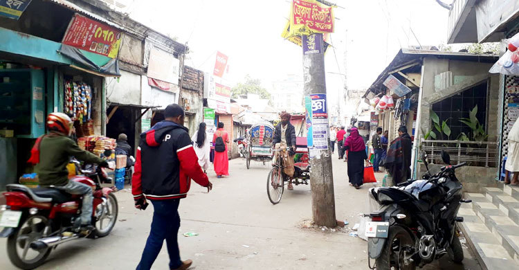 সড়কের ওপর ৩১টি বিদ্যুতের খুঁটি