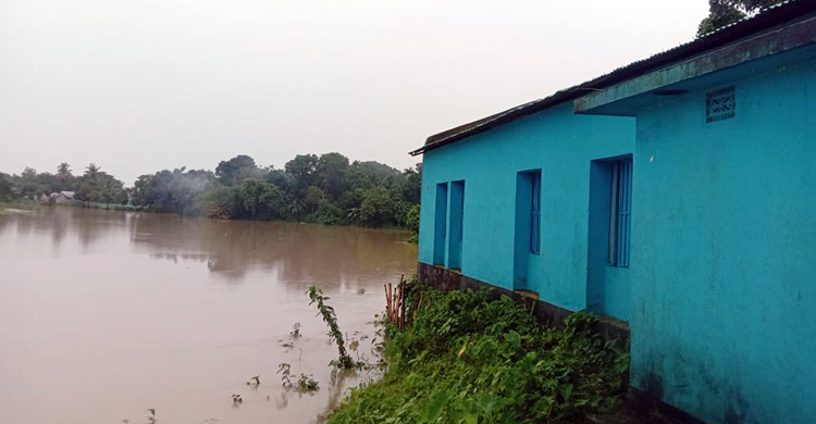 নদীর কিনারে প্রাথমিক বিদ্যালয়, ভাঙনে তলিয়ে যাওয়ার আশঙ্কা