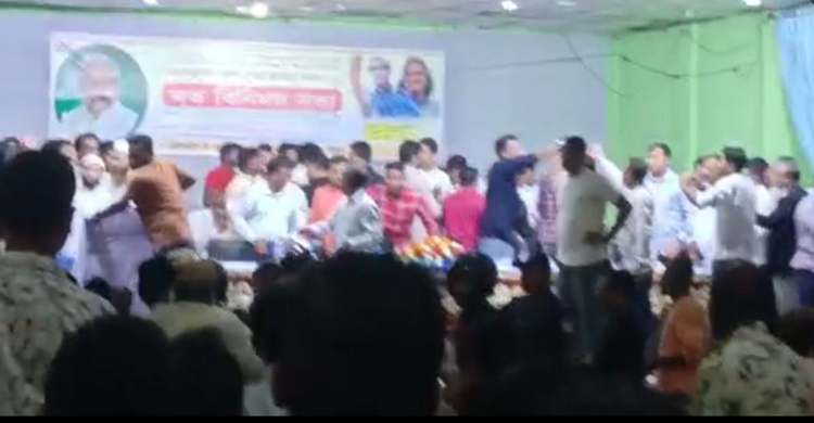 নেত্রকোনায় আওয়ামী লীগের দুই গ্রুপের চেয়ার ছোড়াছুড়ি, আহত ১৫
