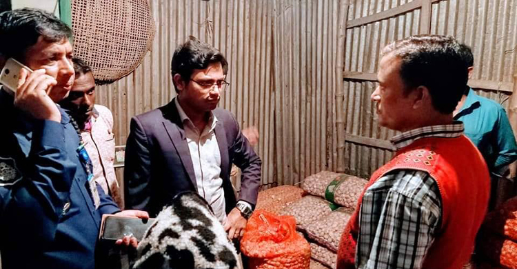 ক্রেতা সেজে দোকানিকে দণ্ড দিলেন ম্যাজিস্ট্রেট