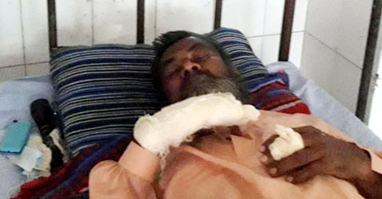 থানায় অভিযোগ দেয়ায় মুক্তিযোদ্ধা বাবাকে কুপিয়ে আহত করল ছেলে