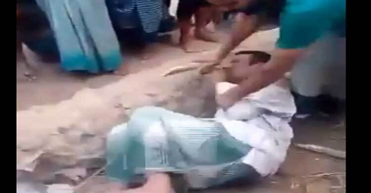 নেত্রকোনায় ধান চুরির অভিযোগে ভিক্ষুককে মধ্যযুগীয় কায়দায় নির্যাতন