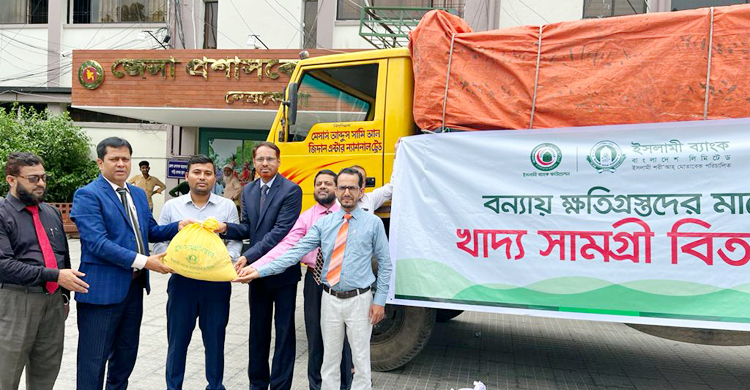 বন্যার্তদের খাদ্যসামগ্রী দিলো ইসলামী ব্যাংক