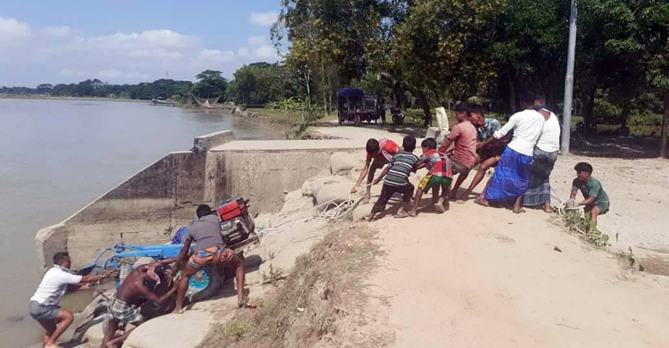 দুই দফতরের ঠেলাঠেলিতে এক সড়ক নিয়ে বিপদে চার গ্রাম