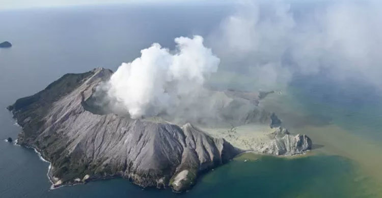 নিউজিল্যান্ডে আগ্নেয়গিরিতে মৃত্যু ৫, নিখোঁজ অনেকে