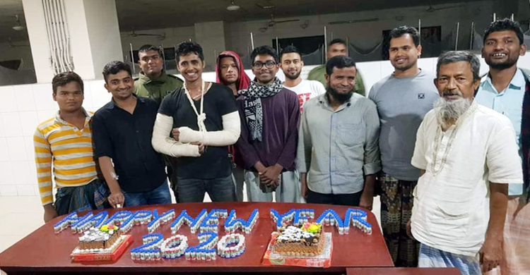 নতুন বছরে কেক কাটলো ডাক্তার-রোগীরা