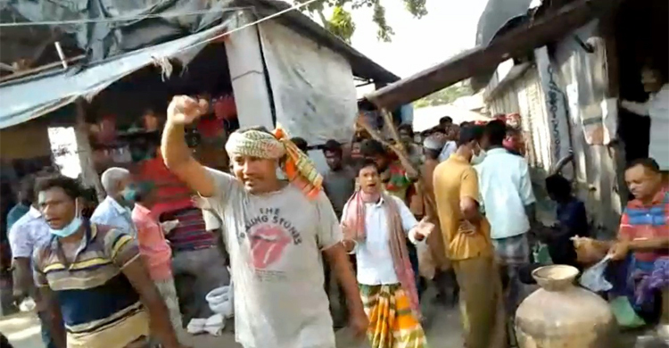 হাটে অতিরিক্ত খাজনা আদায়, পণ্য বেচা বন্ধ করে কৃষকদের বিক্ষোভ