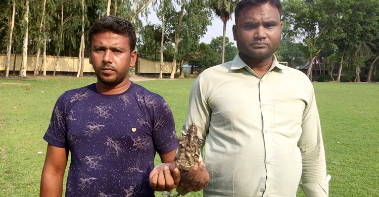 দিনাজপুরে পিতলের গণেশ মূর্তিসহ দুই যুবক আটক