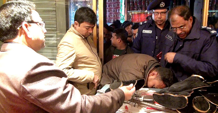 শাটার ভেঙে সিসি ক্যামেরা বিকল করে ২০ লাখ টাকার স্বর্ণ চুরি