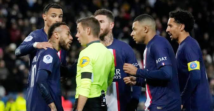 অভিনয় করতে গিয়ে লাল কার্ড দেখলেন নেইমার