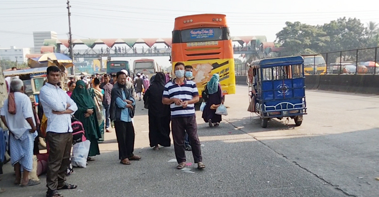 ঢাকা-চট্টগ্রাম মহাসড়কে বাস চললেও ভোগান্তিতে যাত্রীরা