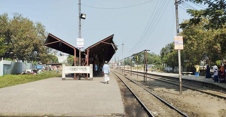 ট্রেন চলাচল বন্ধে দুর্ভোগ বাড়বে সড়কপথে