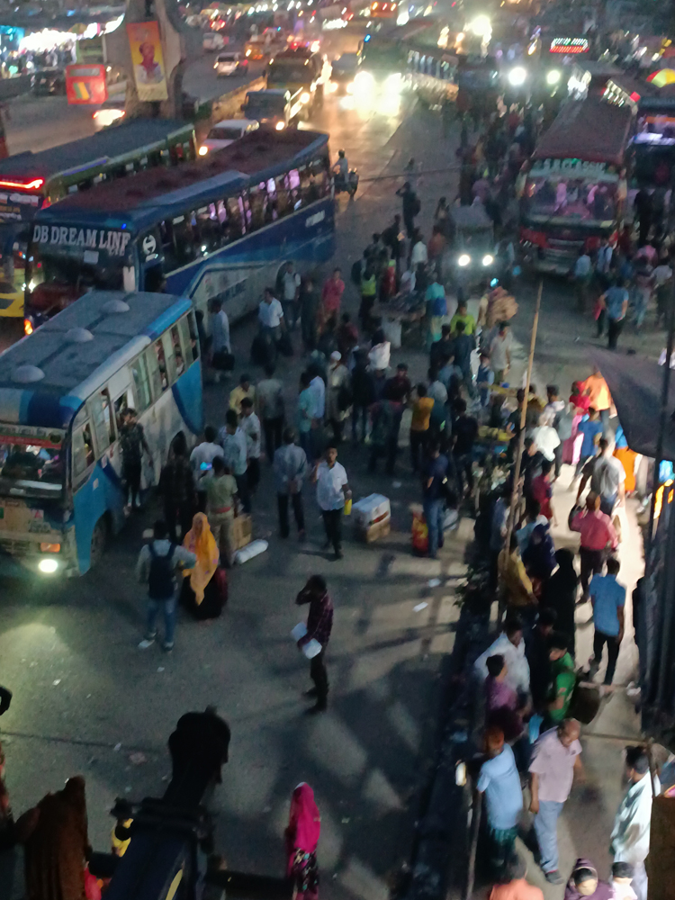 ঢাকা-চট্টগ্রাম মহাসড়কে ঘরমুখো যাত্রীদের উপচেপড়া ভিড়