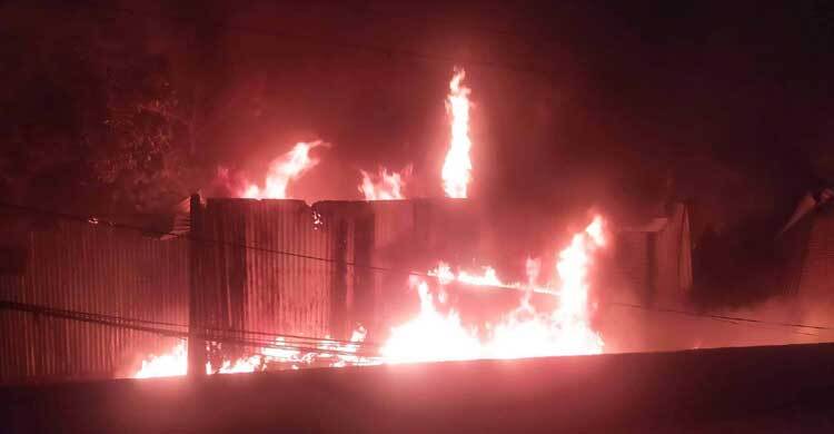 বৈদ্যুতিক শর্ট সার্কিট থেকে আগুন, পুড়ে ছাই ১৫ দোকান