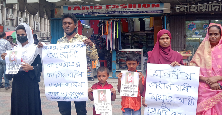 মুড়ি খাওয়ানোর কথা বলে শিশু অপহরণ, সন্ধান চান বাবা-মা